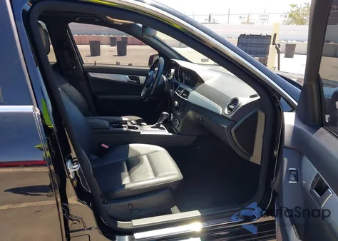 2013 Mercedes-Benz C 250 Sport z USA, uszkodzony, nr VIN WDDGF4HB2DA785217